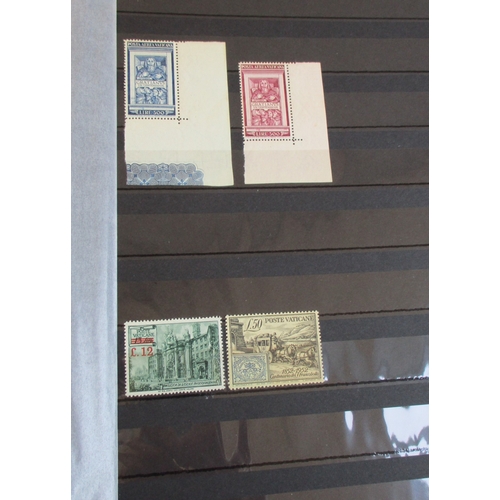 207 - Vatican. Middle period to modern mainly UM coln in single stockbook, incl 1929 set UM, 1934 Surch. s... 