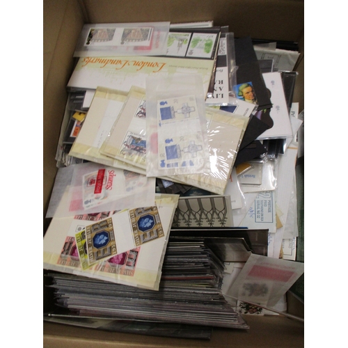 301 - Loose accumulation of UM issues to c.2003 Incl commems in pairs, pres packs, odd prestige book, etc.... 