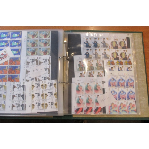 303 - A small range of presentation packs from 1970s to 80s, plus commems blocks from 1970s to 80s. Valid ... 