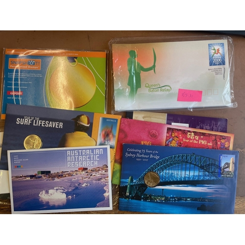 94 - Australia. M/UM coln in 5 SG Davo albums with slipcases with sets and issues ranging 1952-2017 incl ... 