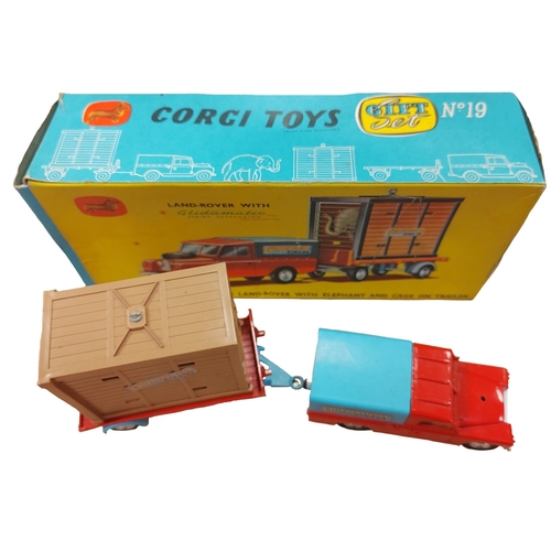 250 - Corgi. 'CHIPPERFIELDS' Cage Set No. GS19, red/ blue Land Rover with metal tilt, elephant and cage on... 