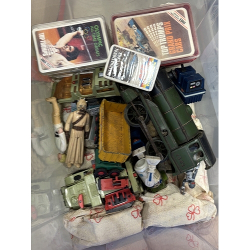 304 - Collection of model kit vehicles and soldiers, generally very good in good boxes, thought to be comp... 