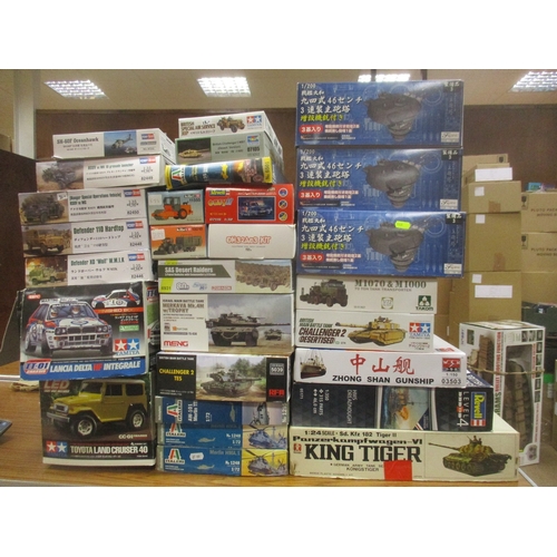 305 - Collection of largely military vehicle kits, most unassembled and near mint in very good to excellen... 