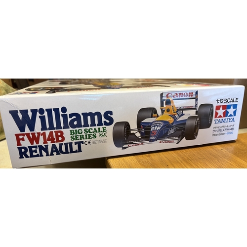 307 - Collection of model F1 vehicle kits, with 1:12, 1:20, 1:24 and 1:43 scale, including Tamiya (16), Es... 