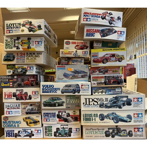 307 - Collection of model F1 vehicle kits, with 1:12, 1:20, 1:24 and 1:43 scale, including Tamiya (16), Es... 