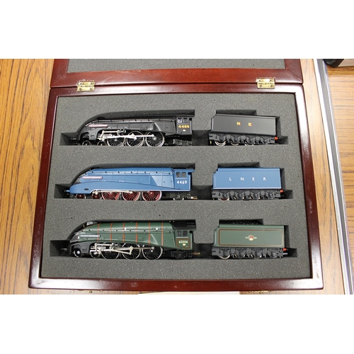 601 - Hornby. Collection of locomotives in boxes and wooden display case, generally excellent in very good... 