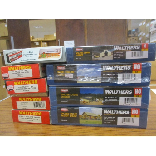 707 - Walthers. OO/HO gauge range of unassembled box car and building kits, generally excellent to mint in... 