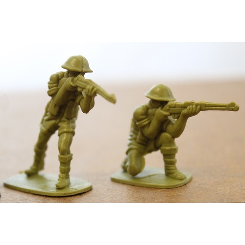 127 - Collection of model soldiers, unboxed and boxed, generally very good in fair boxes where avaliable, ... 