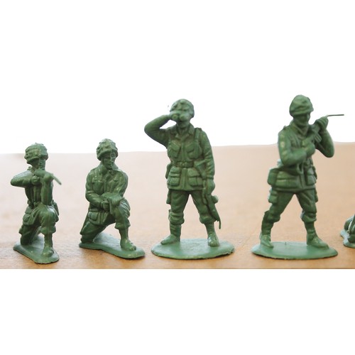 127 - Collection of model soldiers, unboxed and boxed, generally very good in fair boxes where avaliable, ... 