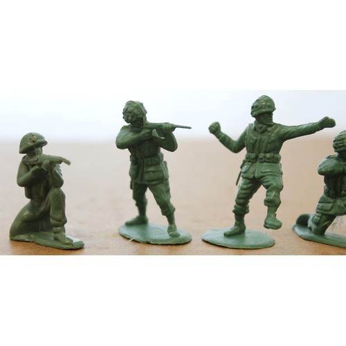 127 - Collection of model soldiers, unboxed and boxed, generally very good in fair boxes where avaliable, ... 