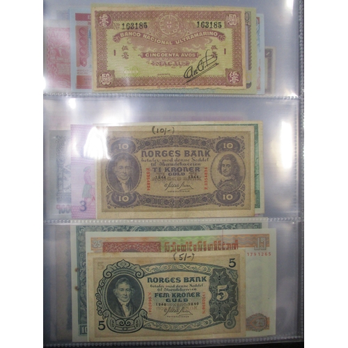 111 - Collection in albums with ranges from Czechoslovakia, Cuba, Ghana, Hong Kong, Indonesia, Isle of Man... 