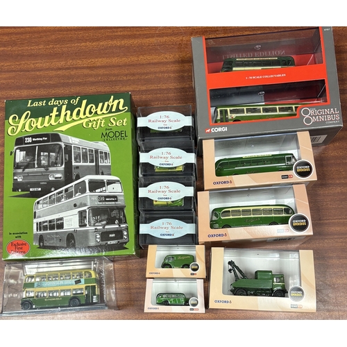 300 - Collection of model buses, generally excellent in excellent boxes, including B-T Models, Corgi (7), ... 