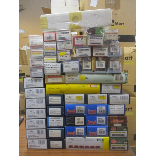 478 - Collection of HO gauge coaches and wagons, generally excellent to near mint in very good to excellen... 