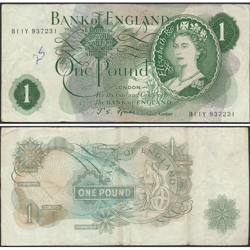 88 - Range of banknotes, generally extremely fine to near uncirculated, with O'Brien 10/- M14 387323 repl... 