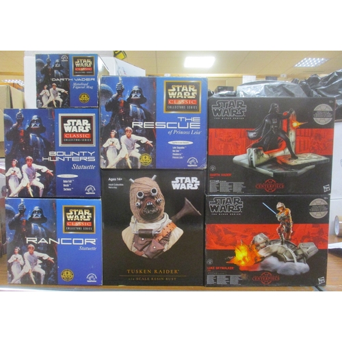 151 - Star Wars. Range of collectable statuettes and centerpieces, generally near mint to mint in excellen... 