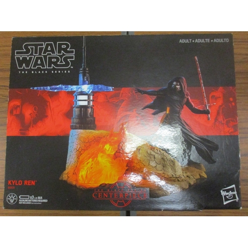 151 - Star Wars. Range of collectable statuettes and centerpieces, generally near mint to mint in excellen... 