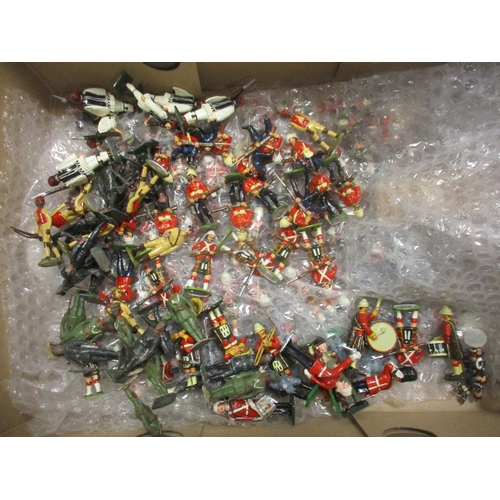 258 - Large unboxed accumulation of various model soldiers, mostly metal or lead, generally good to very g... 