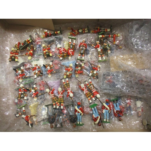 258 - Large unboxed accumulation of various model soldiers, mostly metal or lead, generally good to very g... 