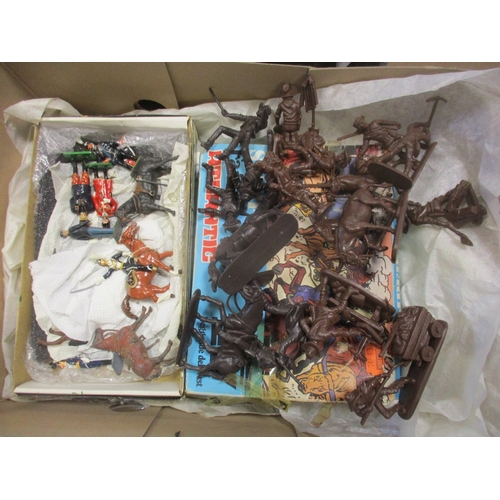 258 - Large unboxed accumulation of various model soldiers, mostly metal or lead, generally good to very g... 