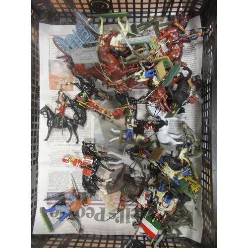 258 - Large unboxed accumulation of various model soldiers, mostly metal or lead, generally good to very g... 