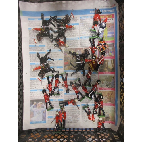 258 - Large unboxed accumulation of various model soldiers, mostly metal or lead, generally good to very g... 