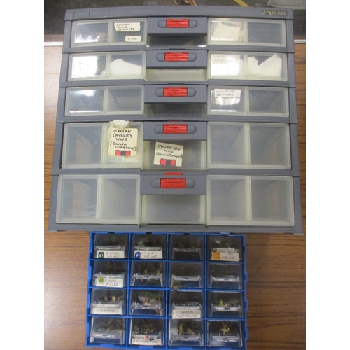 274 - Large accumulation of plastic/metal wargaming figures and vehicles of mixed scales, generally very g... 