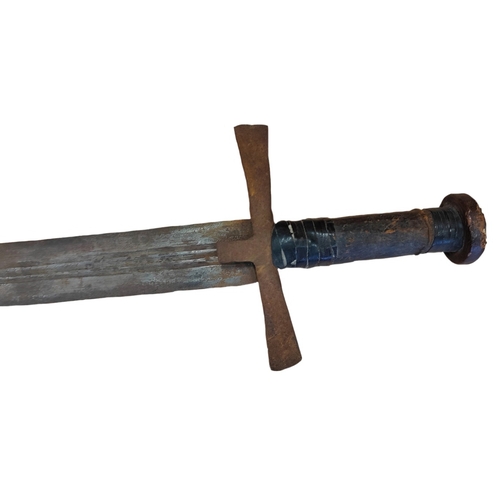 71 - Dominican Republic Kaskara sword with leather scabbard, 80% ornately etched blade with patterns and ... 