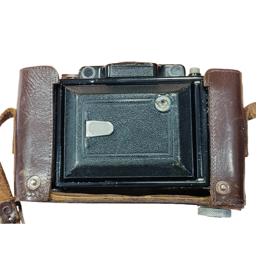 88 - Officers personal grooming kit from Gillette and vintage German Zeiss Ikon folding camera set (untes... 