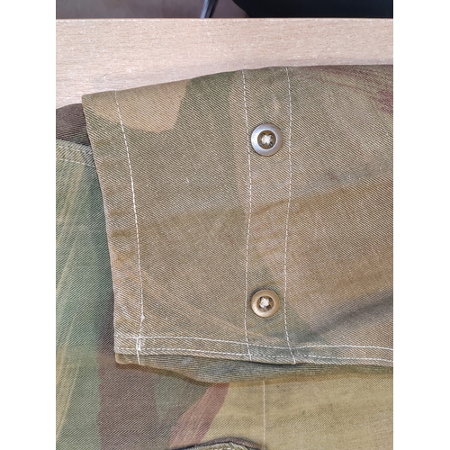 92 - WW2 British airborne troops Denison smock, by John Gordon (1945), four pockets to the front, brass '... 