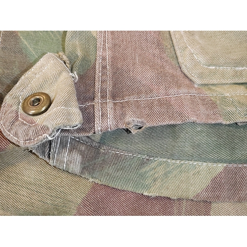 92 - WW2 British airborne troops Denison smock, by John Gordon (1945), four pockets to the front, brass '... 