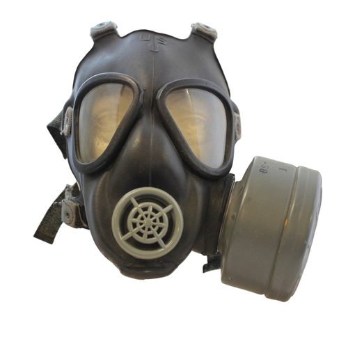93 - WW2 US M5 Assault Gas Mask, with M3 filter, M7 carrier, anti dim cloth and sealed individual protect... 
