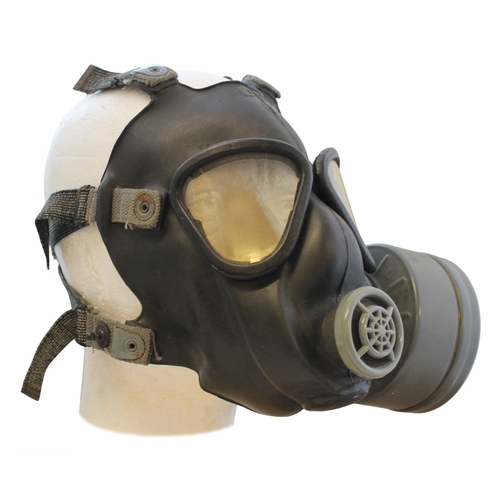 93 - WW2 US M5 Assault Gas Mask, with M3 filter, M7 carrier, anti dim cloth and sealed individual protect... 