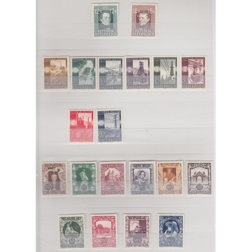 305 - STAMPS AUSTRIA 1915 to 1982 mint collection in a stockbook with a good range of sets incl 1925 Airs,... 