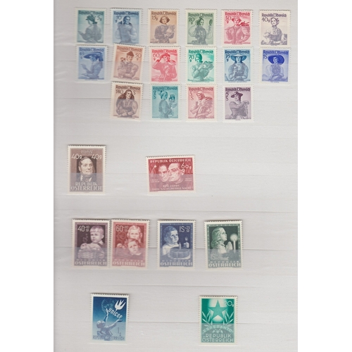 305 - STAMPS AUSTRIA 1915 to 1982 mint collection in a stockbook with a good range of sets incl 1925 Airs,... 