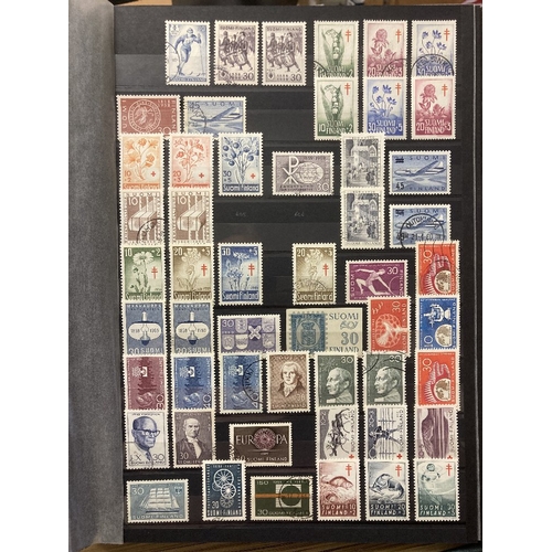 372 - STAMPS FINLAND Stockbook of early to modern, many 100's high Cat Val