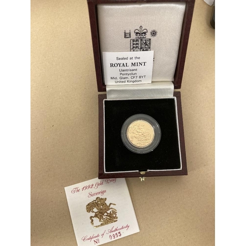 152 - COINS : 1992 Proof Gold Sovereign in special box with cert 0955