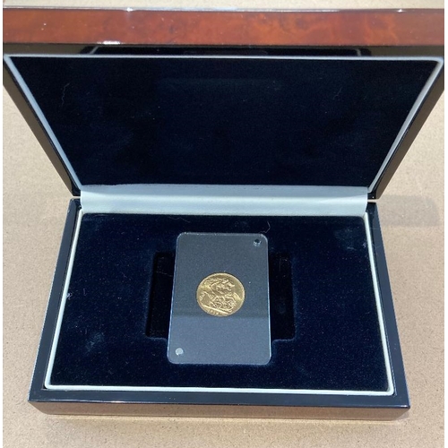 19 - Coins : 1914 Gold Sovereign, slabbed in display box with cert