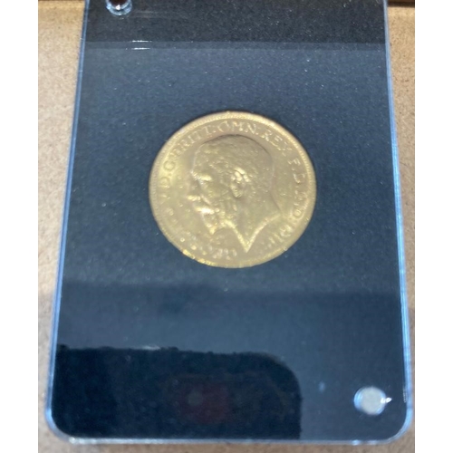 19 - Coins : 1914 Gold Sovereign, slabbed in display box with cert