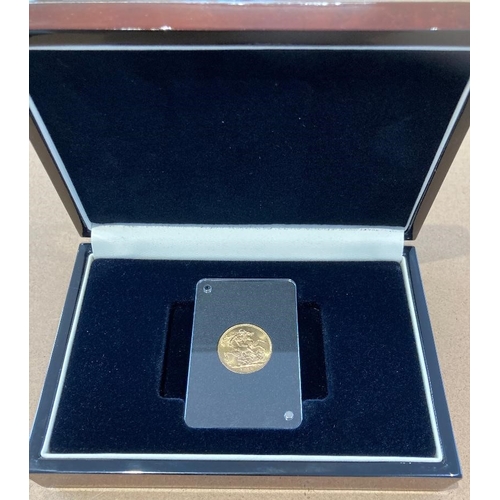 20 - Coins : 1915 Gold Sovereign slabbed and in display box with cert