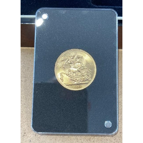 20 - Coins : 1915 Gold Sovereign slabbed and in display box with cert