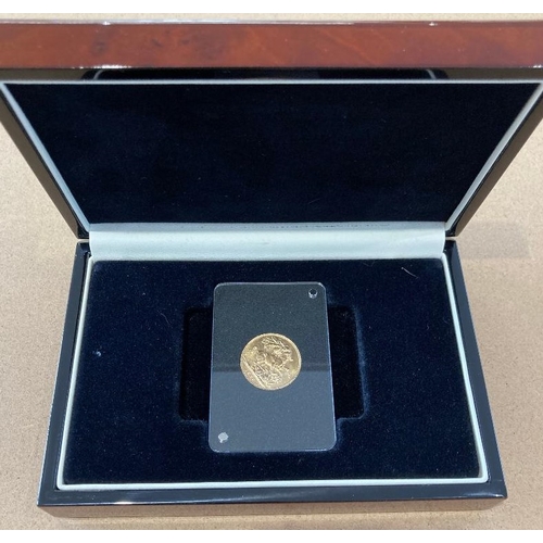 24 - Coins : 1925 Full Gold Sovereign slabbed and in display box with cert