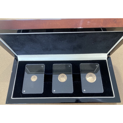 32 - Coins : 2020 Gold Proof Churchill set of three Sovereign, 1/2 and 1/4 Sovereign , slabbed and in dis... 