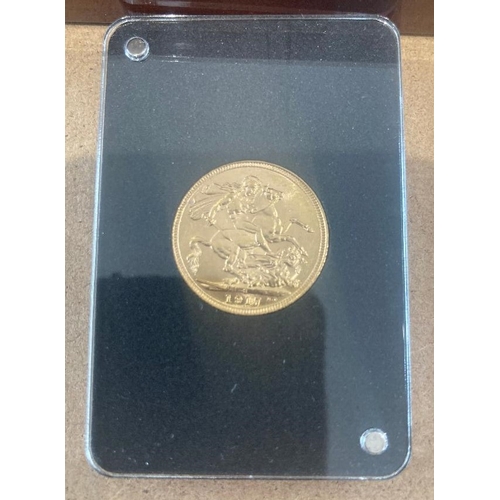 23 - Coins : 1917 Gold Sovereign slabbed and in display case with cert