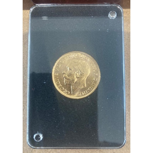 23 - Coins : 1917 Gold Sovereign slabbed and in display case with cert