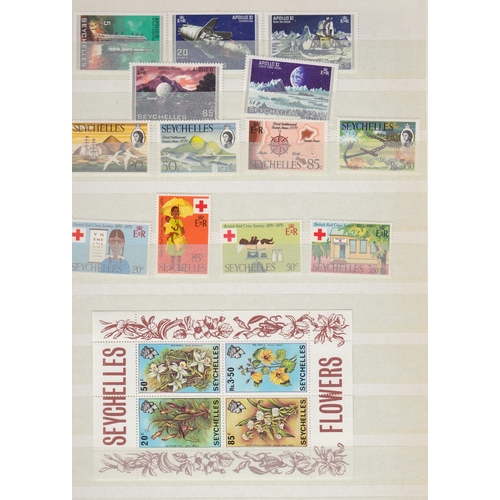 570 - STAMPS SEYCHELLES Mint and used collection in stockbook, QEII issues with 100's of stamps and mini-s... 