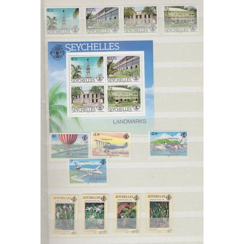 570 - STAMPS SEYCHELLES Mint and used collection in stockbook, QEII issues with 100's of stamps and mini-s... 