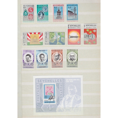 570 - STAMPS SEYCHELLES Mint and used collection in stockbook, QEII issues with 100's of stamps and mini-s... 