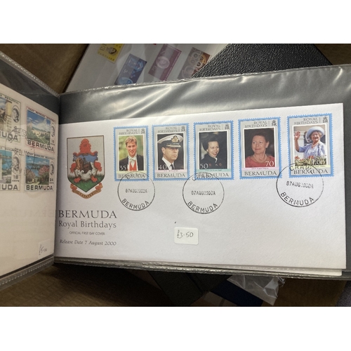 112 - STAMPS : BRITISH COMMONWEALTH, large box with various albums etc including Bermuda & New Zealand FDC... 