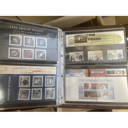 237 - STAMPS GREAT BRITAIN : Presentation packs 1978 to 2007 in four albums and a box of millenium issues