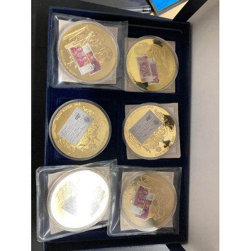 12 - COINS : British Bank Note medals in display case. Gold plated with colour enamel bank note images (6... 